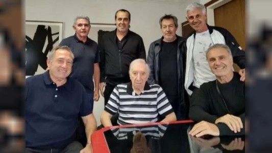 La emotiva imagen de los campeones del mundo del ´86 junto a Bilardo