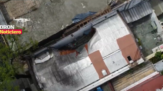 Derrumbe en Caballito: se desprendió el techo de un natatorio y hay una mujer herida