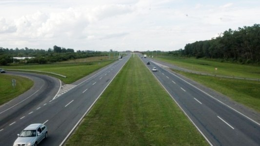 Pusieron una rueda en la autopista y cuando el conductor frenó lo asaltaron