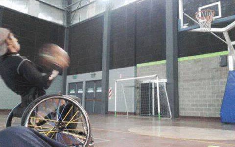 Joven basquetbolista necesita reparar su silla de ruedas para volver a jugar