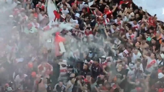 Multitudinario banderazo de los hinchas de River antes de la revancha con Atlético Mineiro
