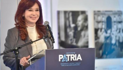 Cristina Kirchner: “Milei no le pudo pasar la motosierra a la AUH sino que, ante el desastre económico, tuvo que duplicarla”