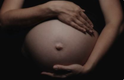 Detienen en Ezeiza a una pareja que se llevaba a una beba recién nacida de un vientre subrogado