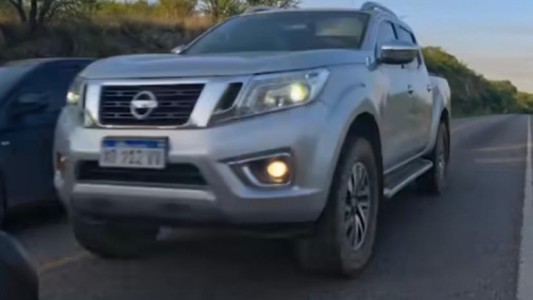 Video: una camioneta pasó en doble línea amarilla y casi se lleva puesto un ciclista