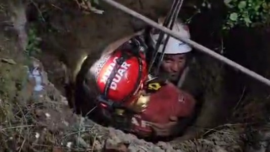 Rescataron a un hombre que cayó a un pozo de 10 metros de profundidad