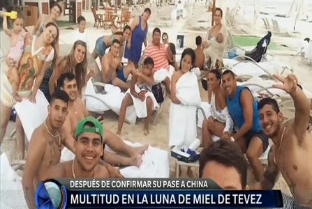 Una multitud en la luna de miel de Tevez