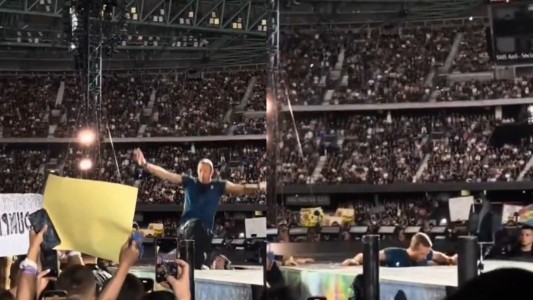 "Eso no fue chistoso": la terrible caída que sufrió Chris Martin en pleno show