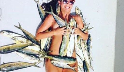 "Fishbra": la moda viral de vestirse con pescados