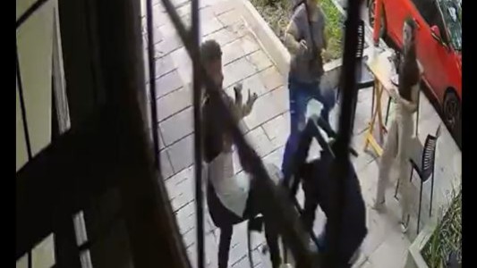 Vecina heroína: una mujer redujo de un sillazo a un delincuente que robó en una cafetería