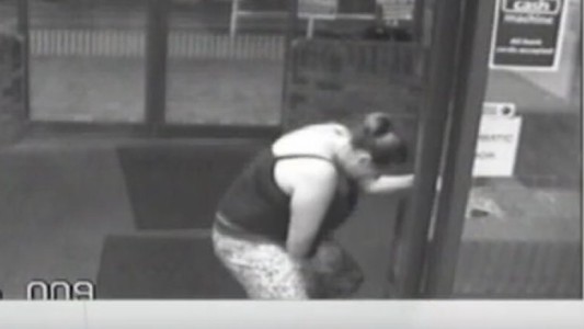 Una mujer dio a luz en la puerta de un hospital en menos de un minuto