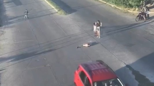 Video: soltó la mano de su mamá mientras cruzaba la calle y lo atropelló un auto