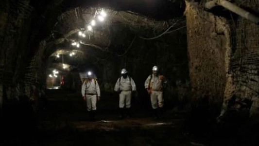 Quedan atrapados bajo tierra 4 mil mineros ilegales en Sudáfrica; el rescate se retrasa por las lluvias