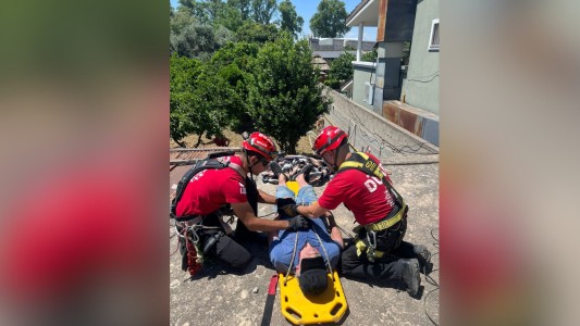 Video: Rescataron  a un anciano desvanecido de un techo