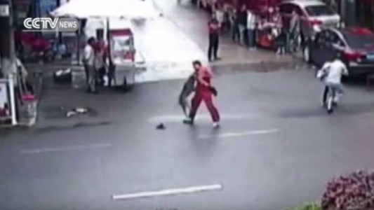 Video: un perro atacó a 20 personas en China