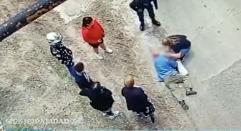 Consternación en Ensenada: se cayó una luminaria sobre un jubilado y murió