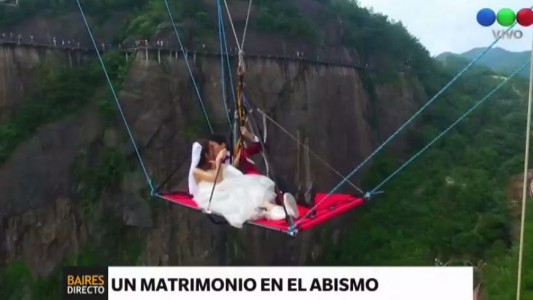 Una pareja china se casó colgada a 180 metros de altura