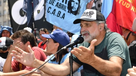 Piqueteros marcharon por la 9 de Julio con reclamos contra "el hambre, la desocupación y la represión" del gobierno de Javier Milei