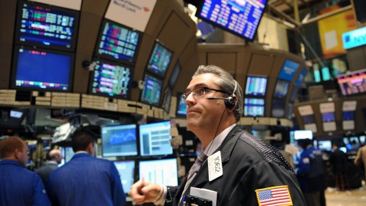 El riesgo país volvió a caer y va camino a perforar el piso de los 700 puntos