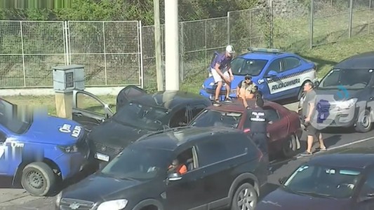 Robó un auto en Carlos Paz y, en medio de la persecución, intentó fugarse por los techos de otros autos