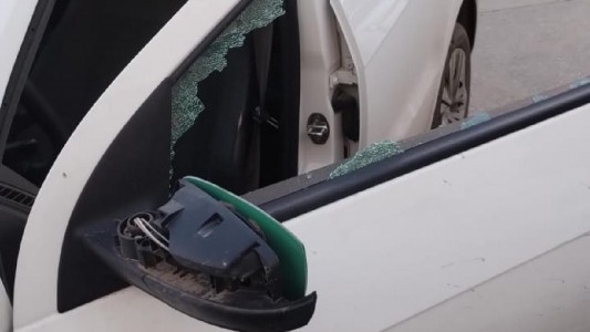 Relatos salvajes en Córdoba: un médico destruyó un auto porque le tapaba el paso