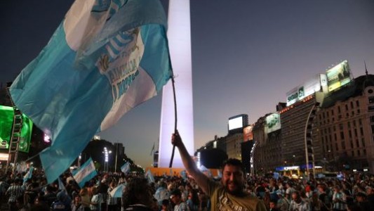 Racing vuelve a Argentina y festejará con sus hinchas en el Obelisco