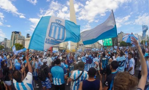 Racing muestra la Copa Sudamericana a su gente en el Obelisco