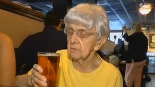A los 102 años, asegura que su secreto es tomar una cerveza cada día