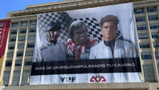 El ACA homenajeó a Fangio, Reutemann y Colapinto con una gigantografía