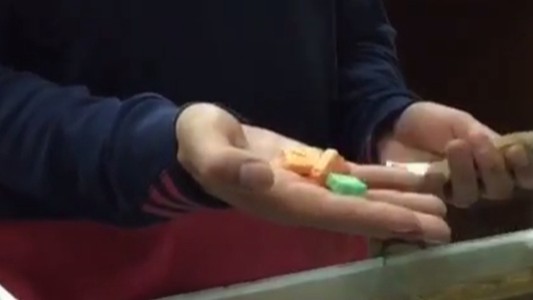 La venganza: una mujer decidió pagar sus compras con caramelos en vez de dinero