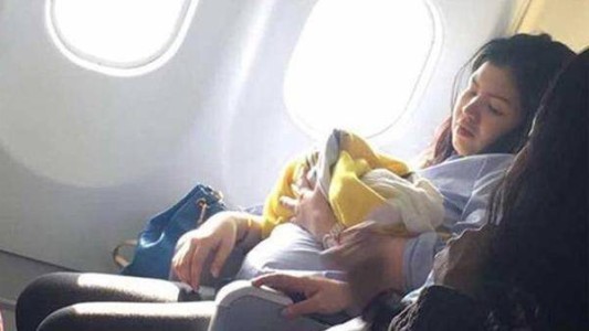 Nació en pleno vuelo y la aerolínea le regala viajes de por vida