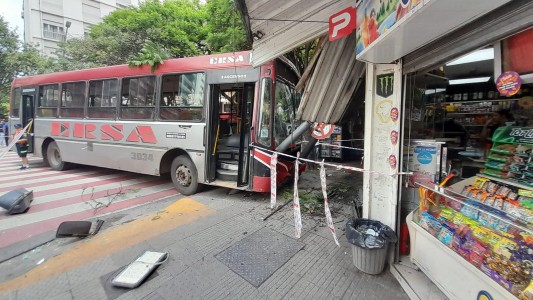 Córdoba: un colectivo se quedó sin frenos, atropelló a dos mujeres y se incrustó en un kiosco