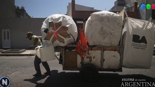 Escenas argentinas: la historia de Marcos, el cartonero que cada día recorre la Ciudad juntando 300 kilos de cartón en su carro