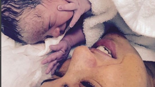 Esta es la foto de María Julia Oliván y su bebé que fue censurada por Twitter