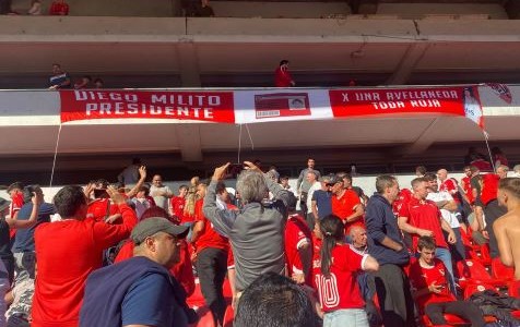 La reacción de Diego Milito ante las banderas con su nombre en la cancha de Independiente: “Campaña del miedo”