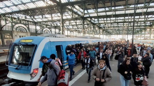 Una medida de fuerza provoca demoras y cancelaciones en los trenes: se extenderá hasta el martes al mediodía