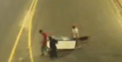 Robaron una heladera y se la llevaron caminando por las calles de Córdoba