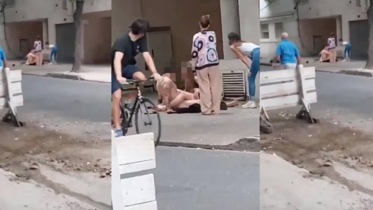 Tuvieron sexo en la calle y la policia los demoró