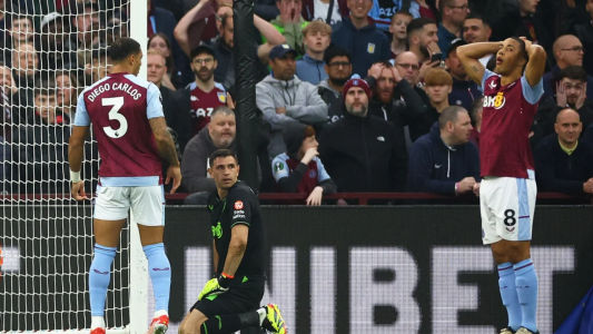 “Dibu” Martínez atajará para el Aston Villa pese a la fractura que sufrió