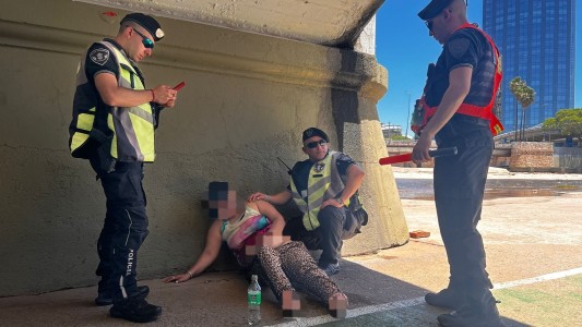 Una mujer cayó al cauce de un río en Córdoba y fue rescatada por la Policía