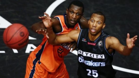 Video impresionante: A este jugador de basquet un rival le sacó un ojo con el dedo