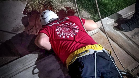 Rescatan a una mujer que cayó a un pozo negro en Córdoba