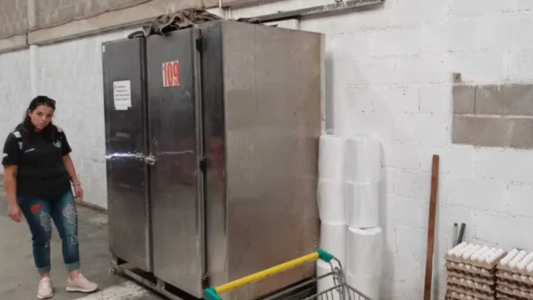 Denunciaron a una lomitería por esconder a 27 empleados en un depósito, detrás de una heladera