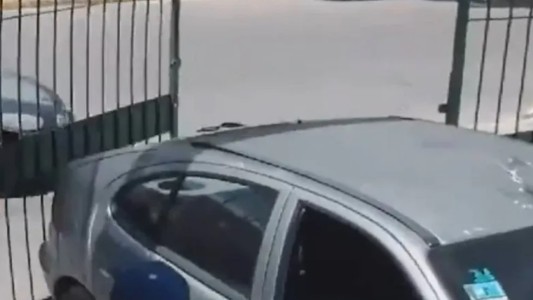 Escándalo en Moreno: una mujer se negó a pagar el estacionamiento y derribó un portón con su auto