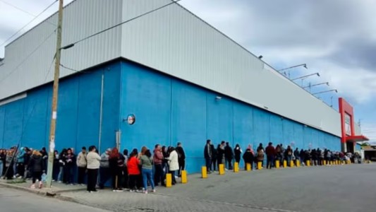 Multitudinaria fila de jóvenes en busca de su primer empleo en un supermercado de Córdoba