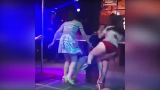 Novia celosa sacó a su novio del escenario mientras bailaba con una stripper