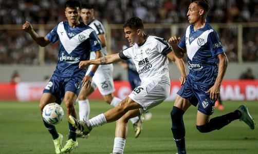Batalla entre hinchas y jugadores de Vélez luego de la derrota por Copa Argentina