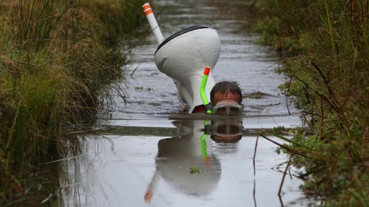Fotos y video: insólita competencia de "buzos" en un pantano