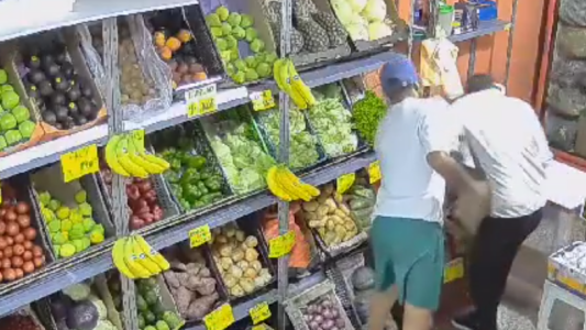 Se hizo pasar por cliente, le tiró gas pimienta al verdulero y le robó