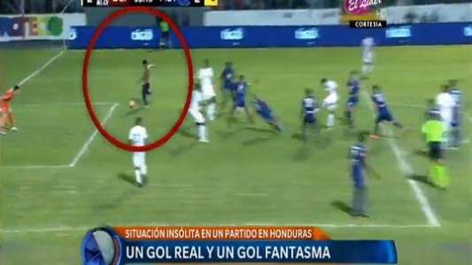 En Honduras, un hincha entró a la cancha y metió un gol en pleno partido