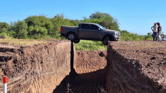 Una camioneta quedó "colgada" tras pasar por una obra mal señalizada en Santa Fe